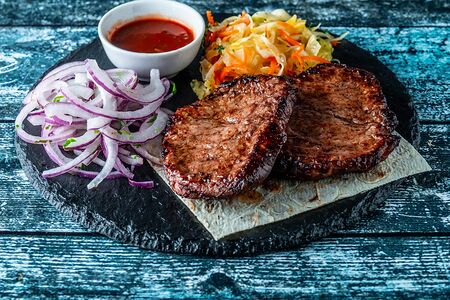 Медальоны из говядины