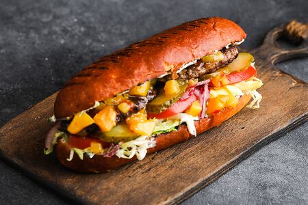 Грекбургер с бифштексом из говядины и манговым чатни