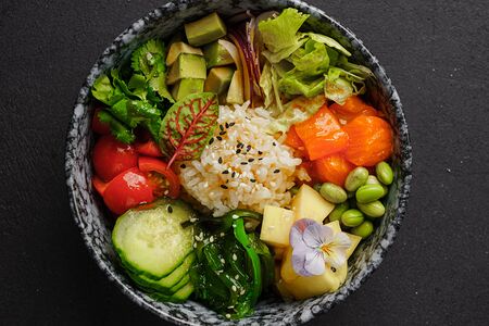 Поке с лососем и манго