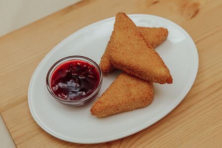 Сыр жареный с брусничным соусом