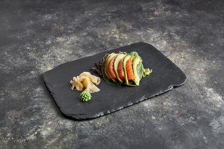 Сашими из лосося (авокадо, салат, соус)