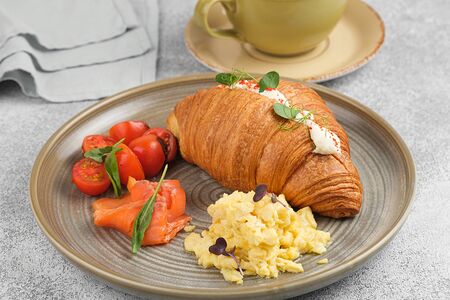Круассан с кремом маскарпоне, лососем слабой соли и скрэмблом