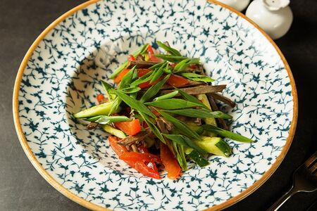 Грузинский салат с отварной говядиной