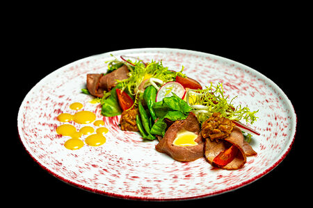 Ростбиф из говядины с медово-горчичным соусом