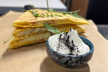 Кесадилья с беконом и картофелем