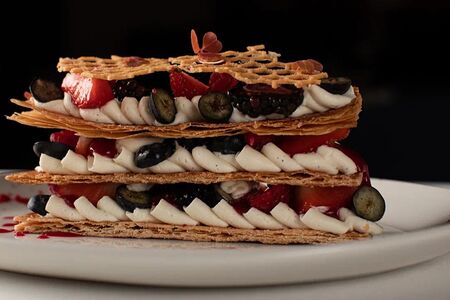 Мильфей со свежими ягодами