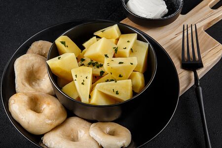 Картофель отварной с груздями