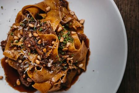 Паппарделле с уткой, пекорино и кедровыми орехами