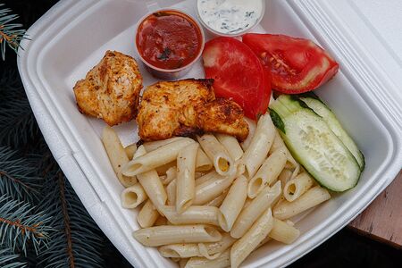 Куриное филе с макаронами, помидор, огурец