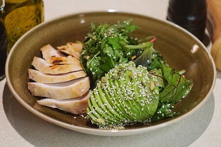 Зеленый салат с авокадо и куриным филе