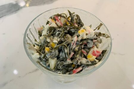 Салат из крабовых палочек с морской капустой
