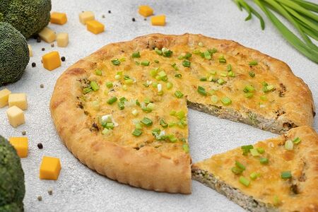 Пирог-пицца с рыбой и брокколи