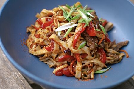 Жаренная лапша с овощами и говядиной