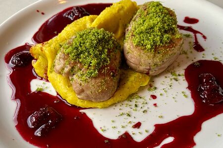 Свинина с пюре и соусом пряная вишня