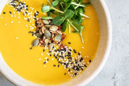 Крем-суп из тыквы с карри и пряным нутом