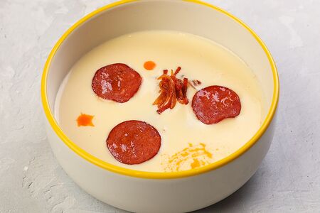 Сырный суп с пепперони и жареным луком