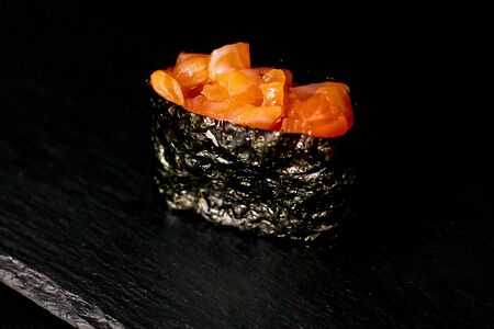 Суши спайси лосось