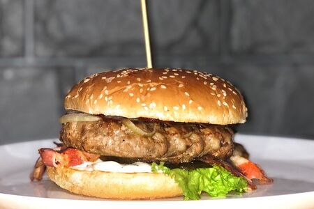 Бургер с беконом