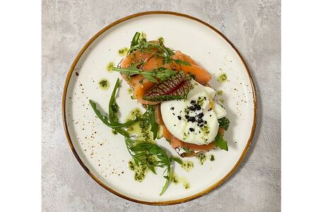 Брускетта с лососем и с яйцом пашот