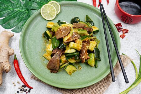 Холодная говядина с огурцом/牛肉拍黄瓜