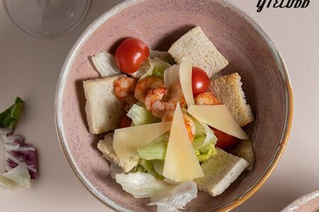 Салат Цезарь с креветками