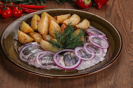 Селёдка пряного посола с варёным картофелем