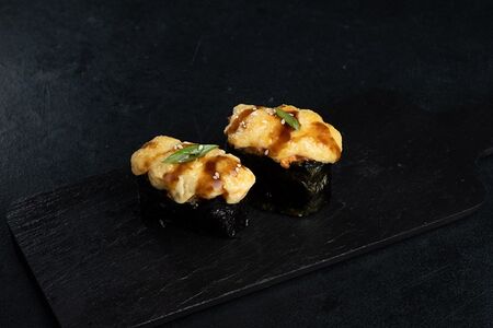 Запеченные суши с креветкой