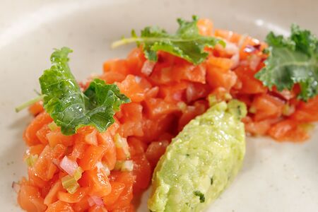 Тартар из форели слабой соли с гуакамоле, яблоками и сельдереем
