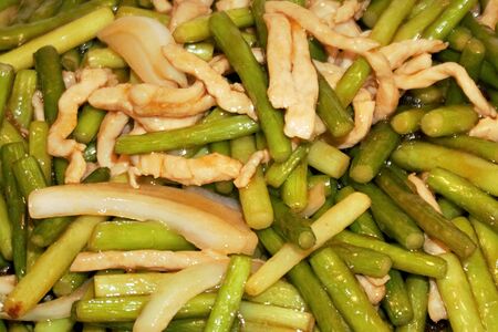 Стрелки чеснока, жаренные со свининой