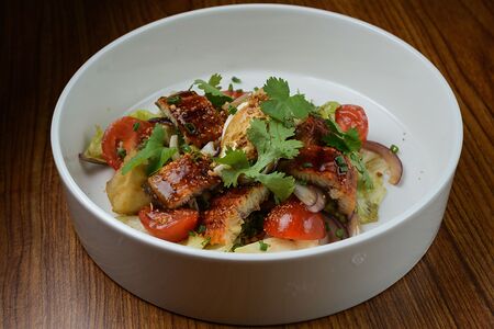 Салат с угрем, баклажаном и молодым сыром