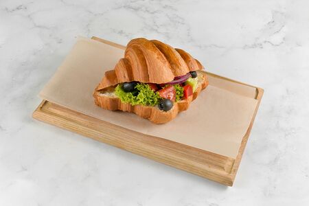 Круассан с фетой и овощами