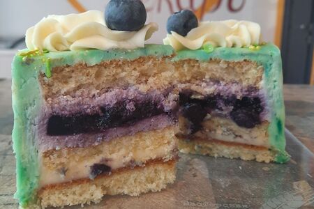 Бисквитные кусочки тортов в ассортименте