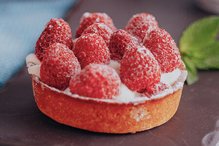 Тарталетка с малиной