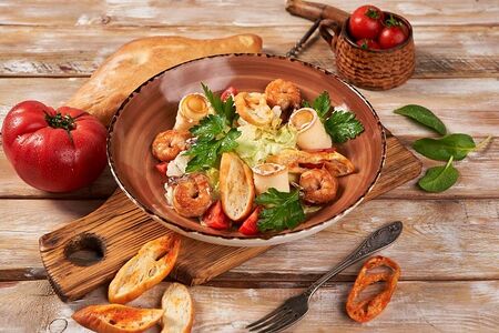 Салат Цезарь с креветками