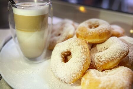 Пончик классический с сахарной пудрой