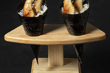 Ручной ролл с угрем