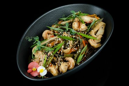 Гречневая лапша с морепродуктами