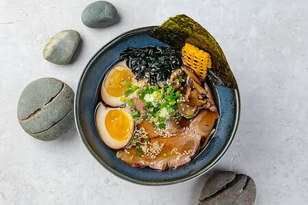 Суп Рамен со свининой и яичной лапшой