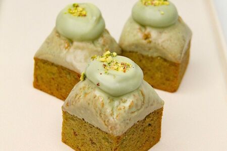 Финансье с фисташкой
