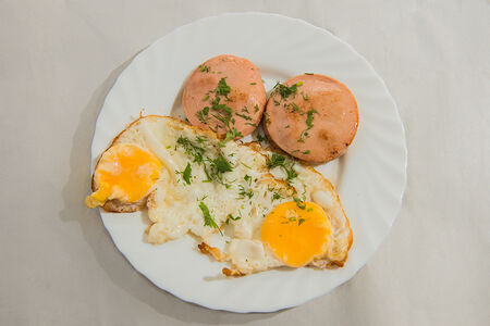 Яичница с колбасой