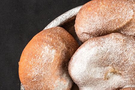 Пончик с шоколадной начинкой