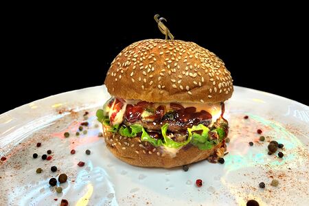 Бургер с рваной говядиной