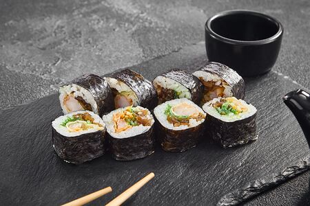 Ролл с креветкой и грибами муэр