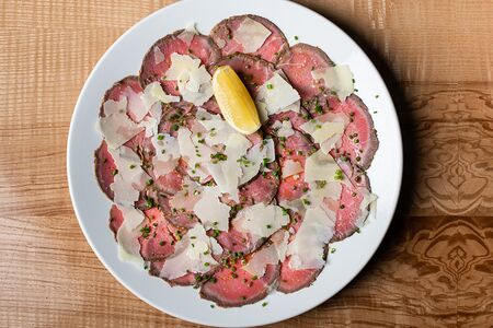 Карпаччо из говядины с молодым пармезаном