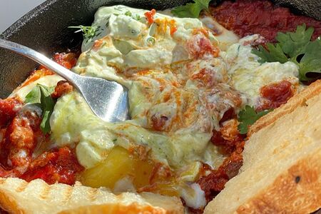 Шакшука со взбитой фетой