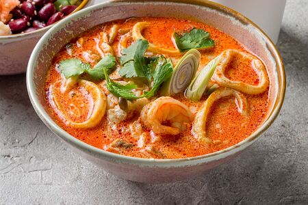 Том ям с морепродуктами