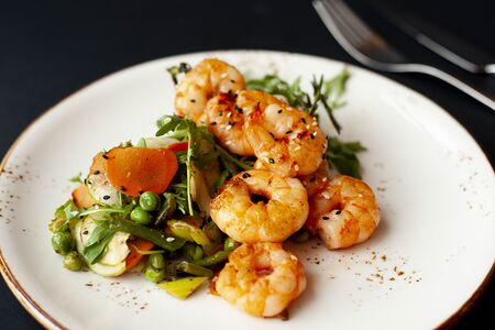 Креветки по-тайски с овощами вок