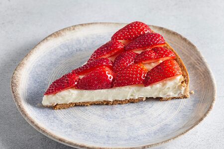 Тарт с клубникой (кусок)