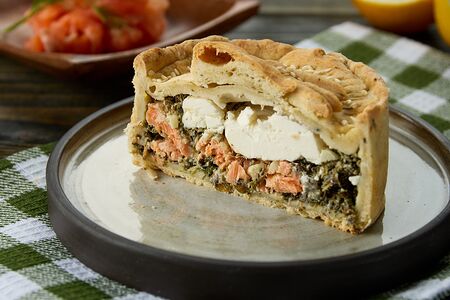 Пирог на песочном тесте Форель, брынза и шпинат