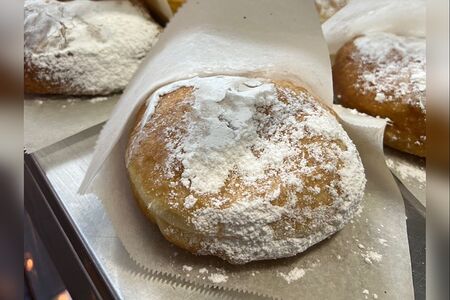 Пончик с начинками из 1- вишневого джема, 2 -вареной сгущенки, 3-воздушного заварного крема